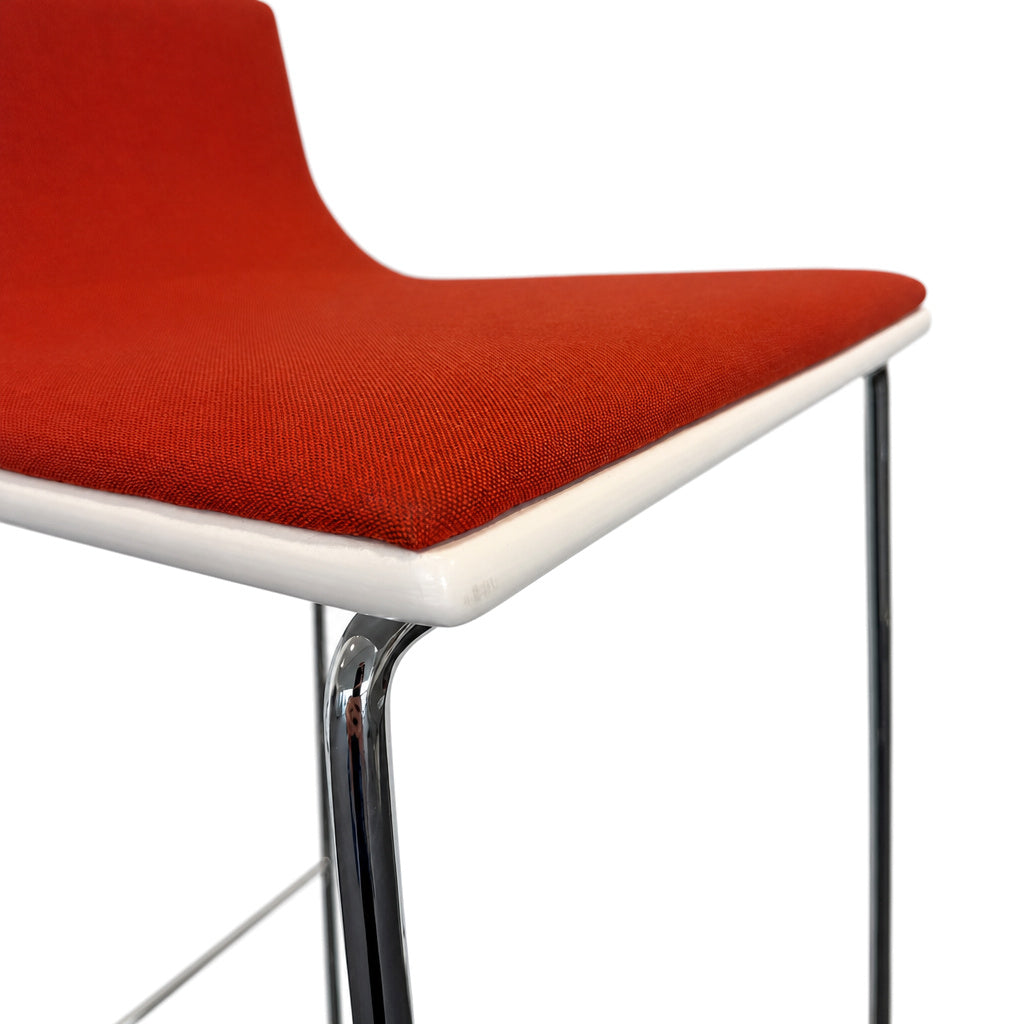 Andreu World Lineal Barhocker mit roter Stoffpolsterung, weißem Holzrahmen und verchromtem Metallgestell.