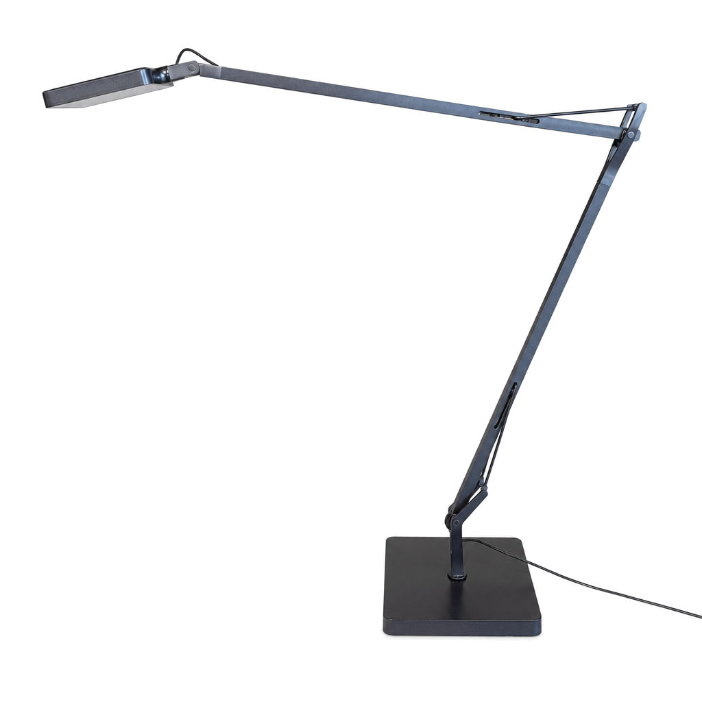FLOS Kelvin Base LED-Schreibtischlampe in Anthrazit mit verstellbarem Gelenkarm und flachem Standfuß.