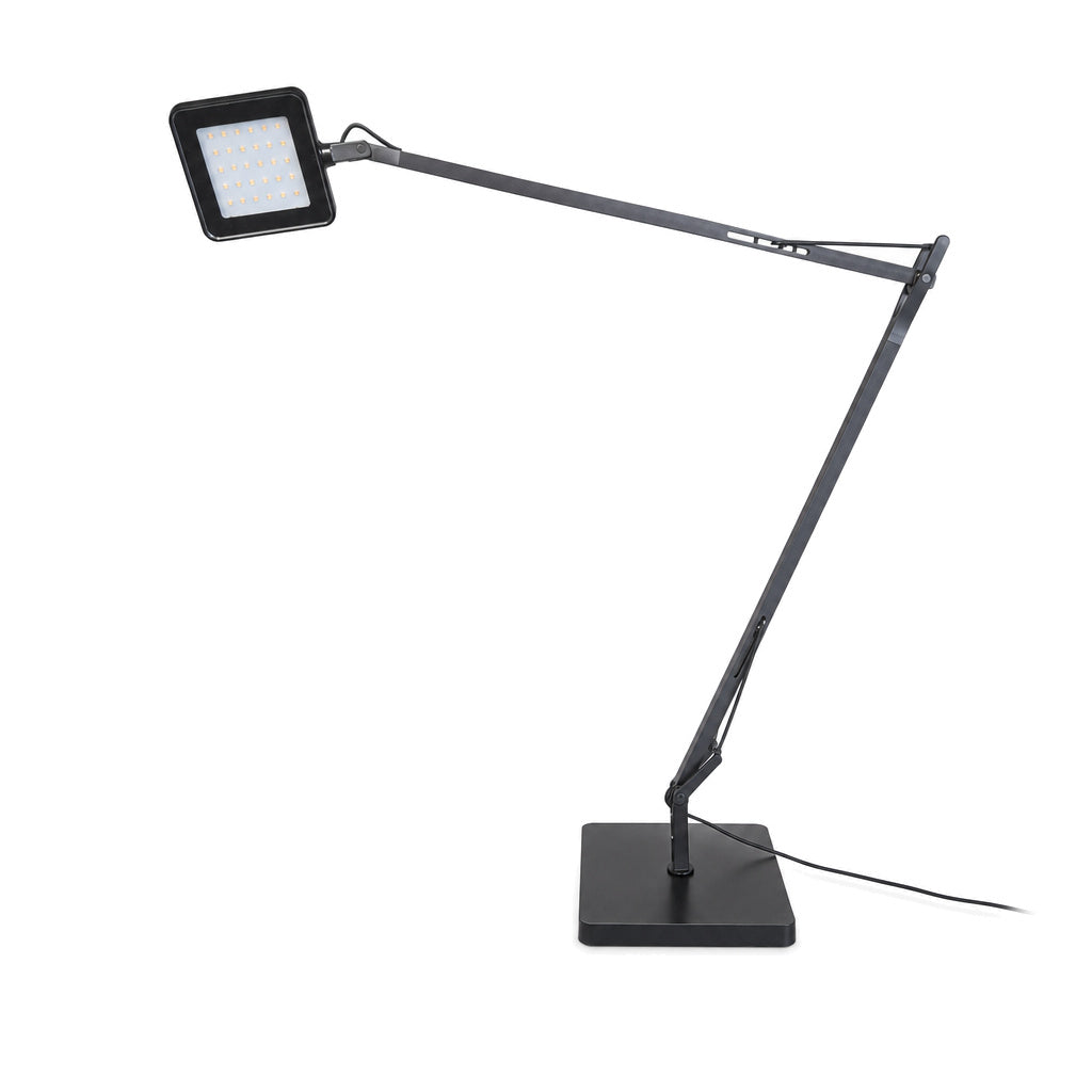 Anthrazitfarbene FLOS Kelvin Base LED-Schreibtischlampe mit verstellbarem Gelenkarm und quadratischem Leuchtenkopf.