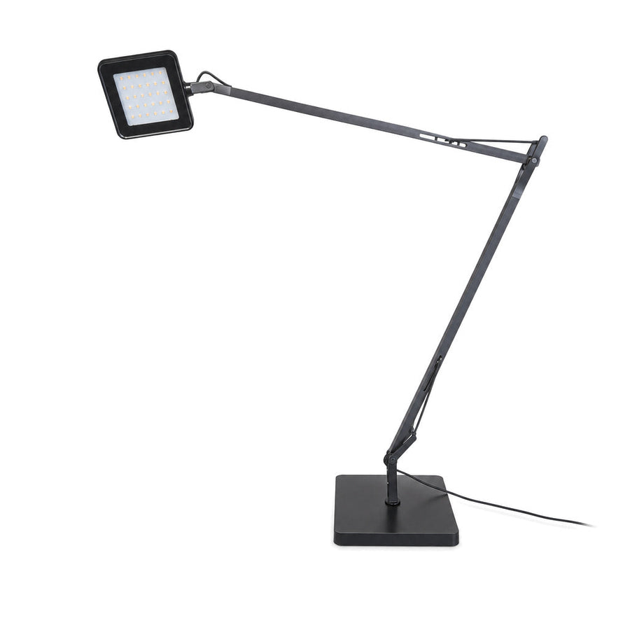 Anthrazitfarbene FLOS Kelvin Base LED-Schreibtischlampe mit verstellbarem Gelenkarm und quadratischem Leuchtenkopf.