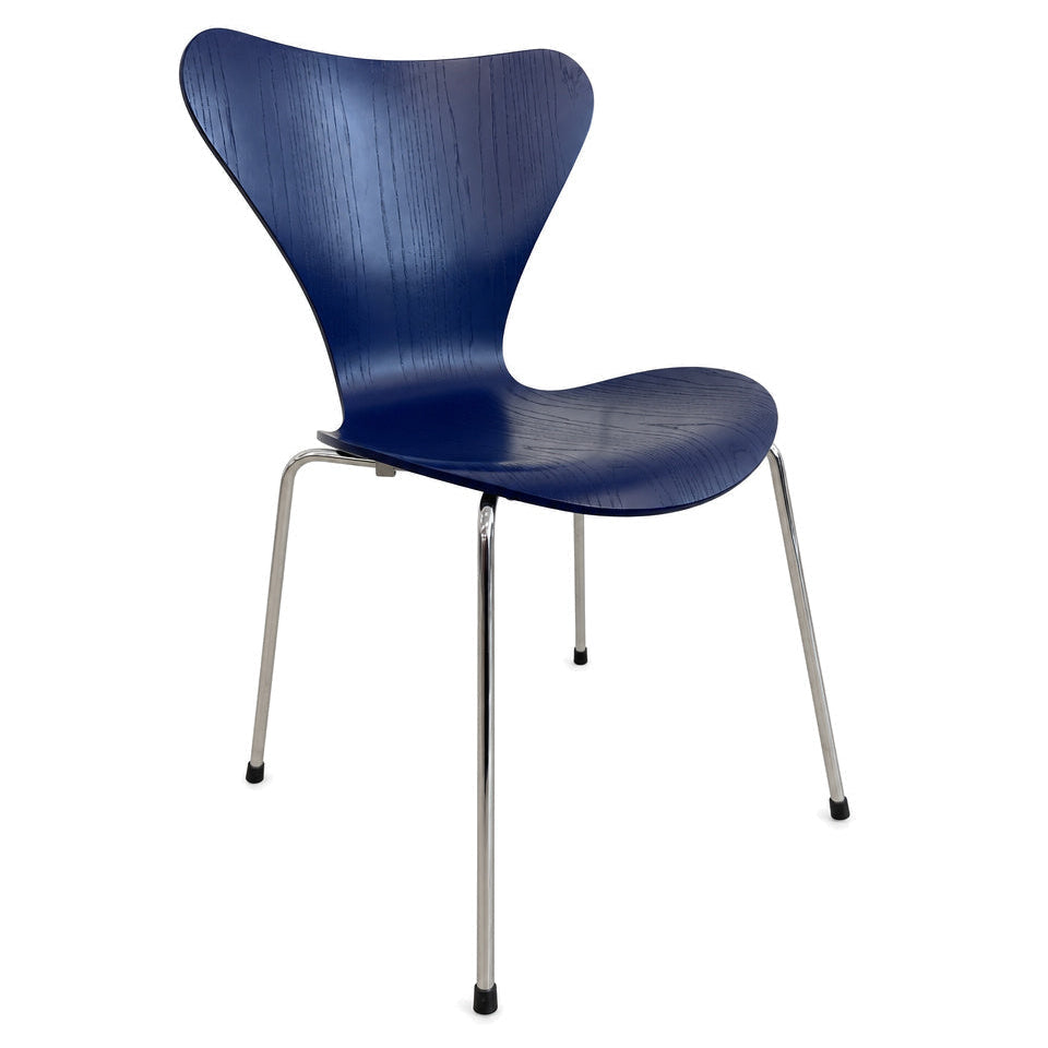 Fritz Hansen Serie 7 Stapelstuhl mit blauer Holzschale und verchromtem Metallgestell auf weißem Hintergrund.