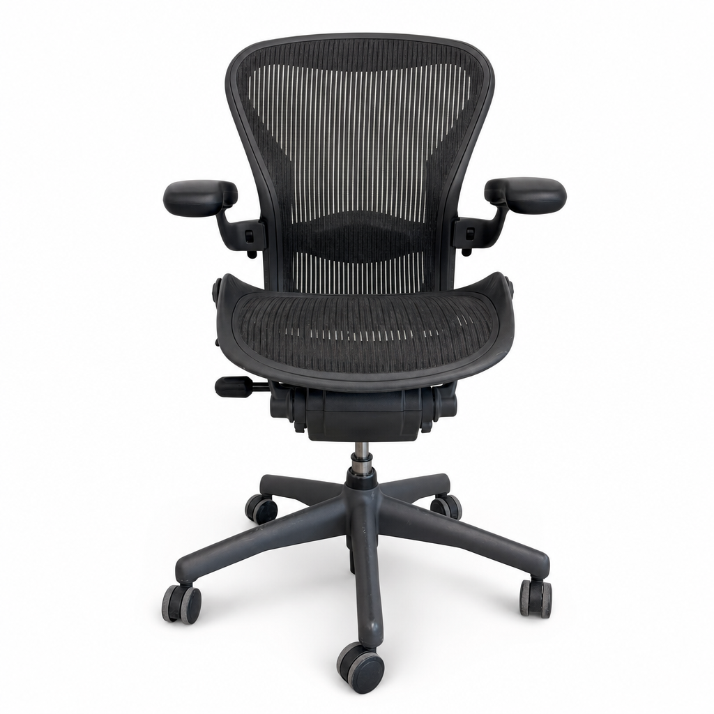 Herman Miller Aeron Bürostuhl in Anthrazit mit Netzbespannung, verstellbaren Armlehnen und schwarzem Fünfsternfuß.