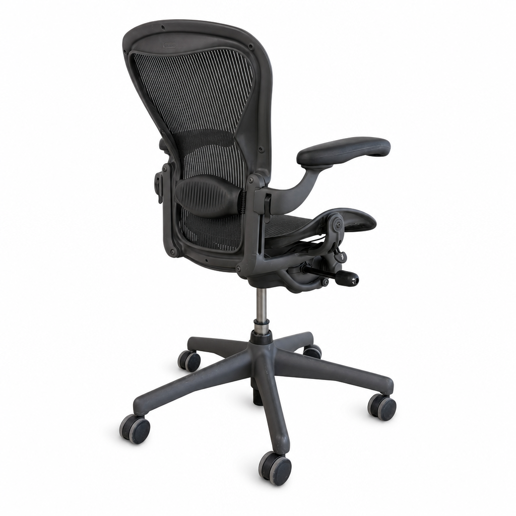 Herman Miller Mirra 1 Bürostuhl in Anthrazit mit Netzrückenlehne, Lordosenstütze und schwarzem Kunststoffgestell.