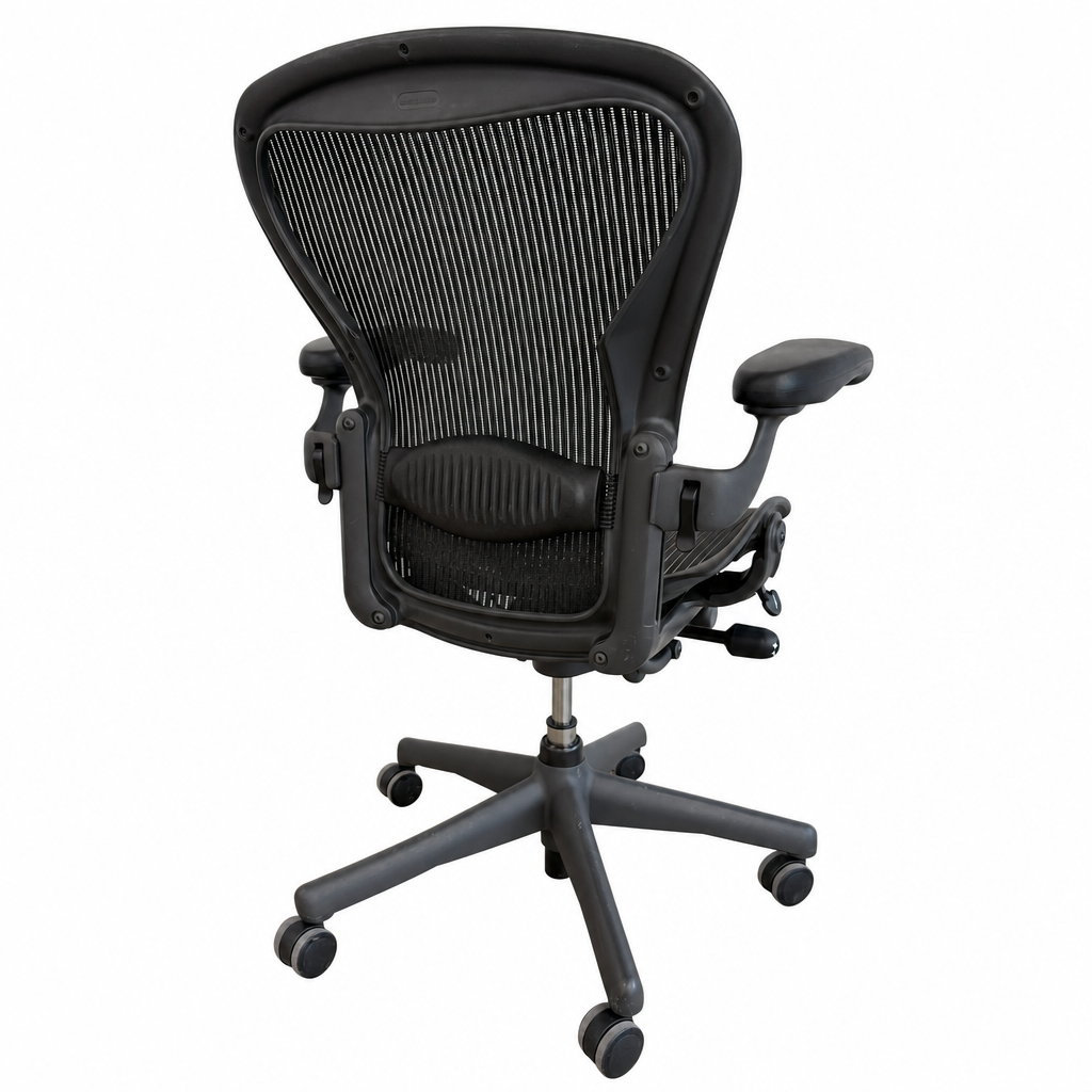 Herman Miller Aeron Bürostuhl in Anthrazit mit Netzrückenlehne, verstellbarer Lordosenstütze und schwarzem Kunststoffrahmen.
