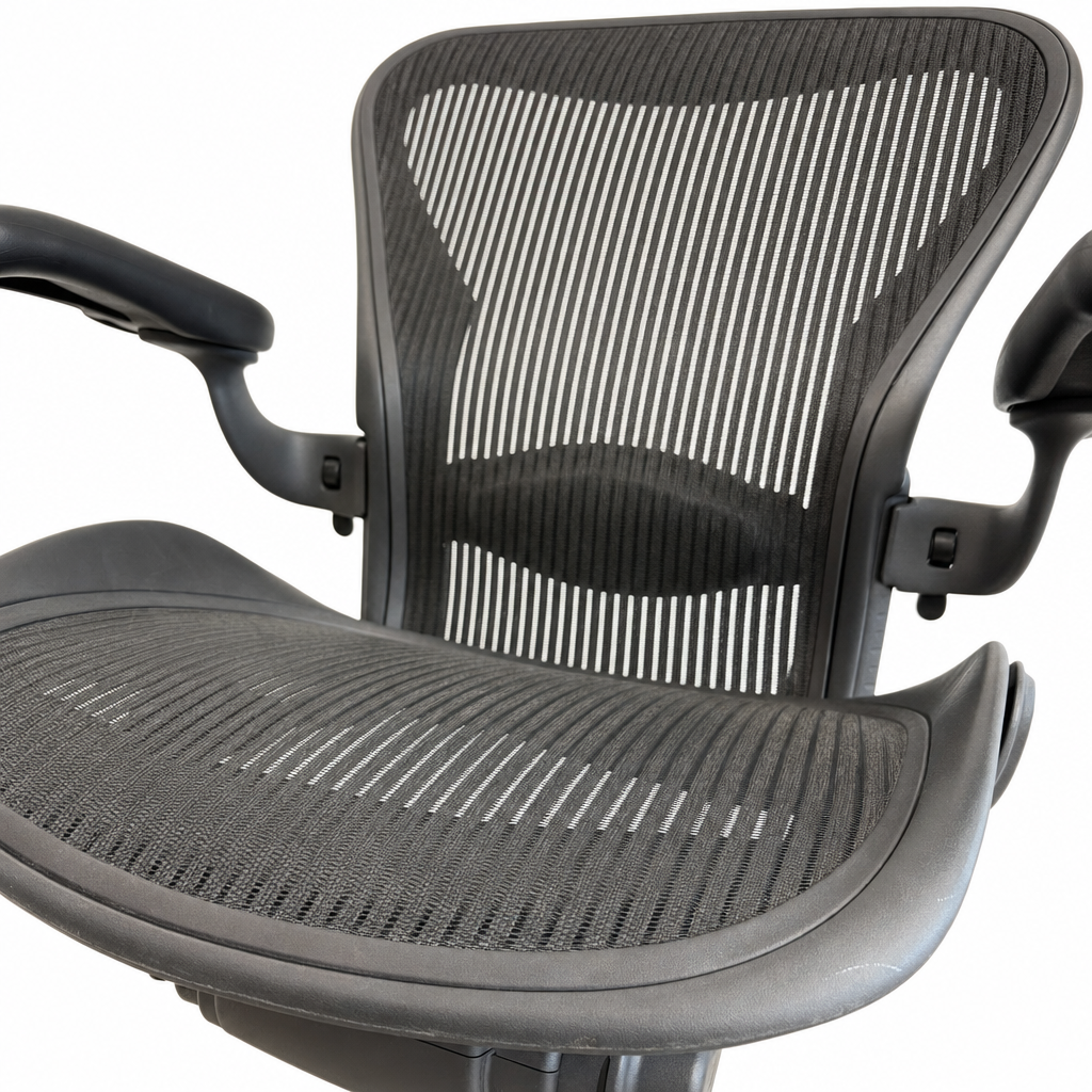 Herman Miller Mirra 1 Bürostuhl in Anthrazit mit schwarzer Netzbespannung, verstellbaren Armlehnen und Lordosenstütze.