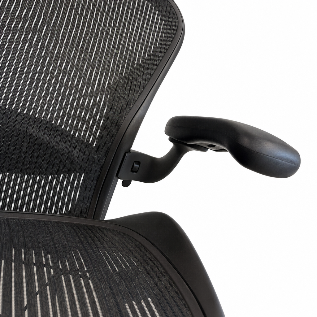 Herman Miller Mirra 1 Bürostuhl in Anthrazit mit schwarzer Netzbespannung, verstellbarer Armlehne und ergonomischem Design.