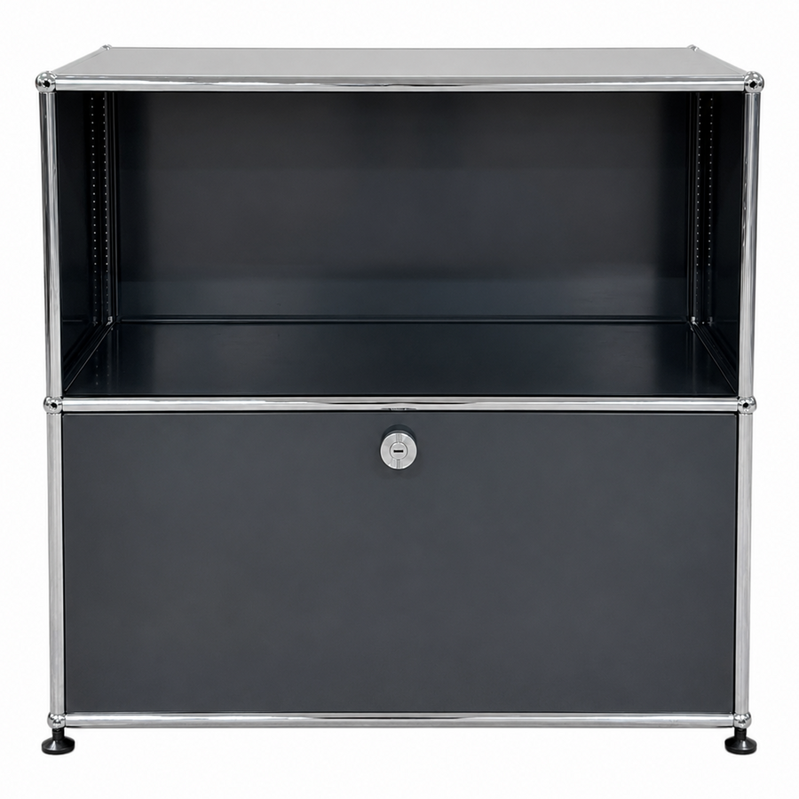 USM Haller Sideboard 1x2 in Anthrazit mit einem Auszug, 78x74x38 cm, klassisches Design mit verchromtem Stahlrahmen.
