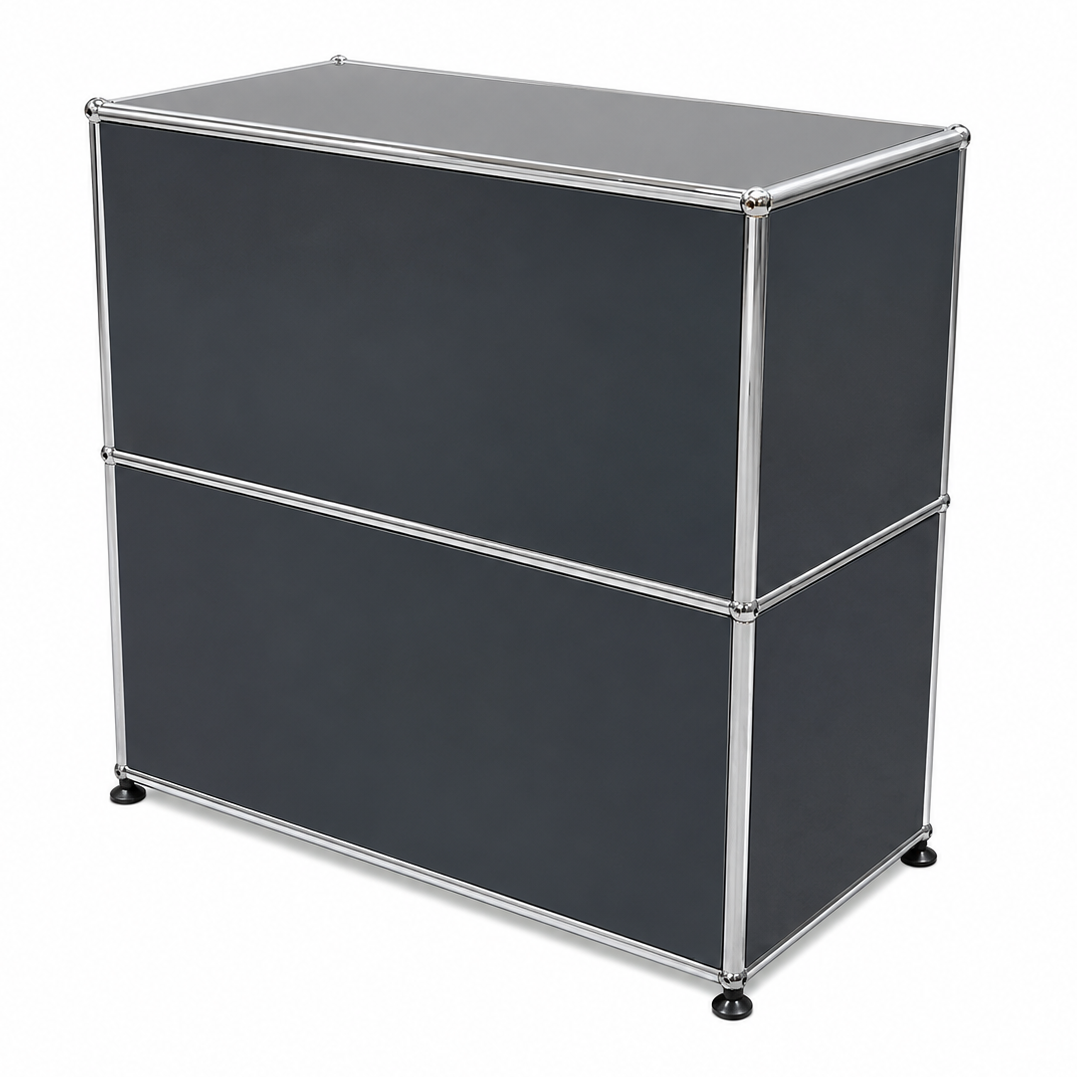 Anthrazitfarbenes USM Haller Sideboard 1x2 mit Klappe, 78x74x38 cm, mit verchromtem Stahlrohrrahmen auf weißem Hintergrund.