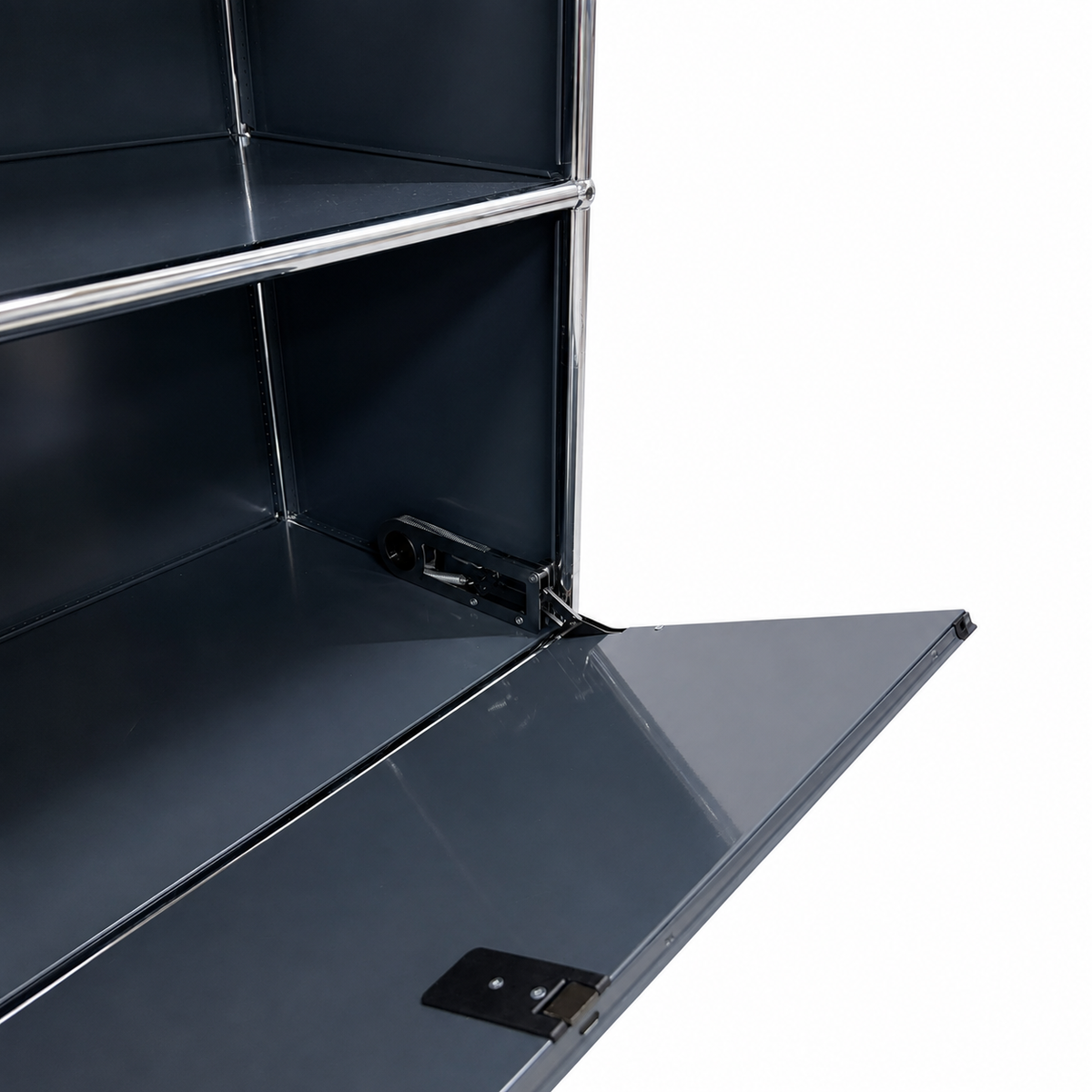 Anthrazitfarbenes USM Haller Sideboard mit offener Klappe und verchromtem Stahlrohrrahmen auf weißem Hintergrund.