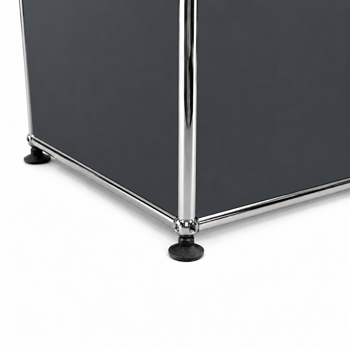 Anthrazitgraues USM Haller Highboard mit verchromtem Stahlrohrrahmen und verstellbaren Stellfüßen auf weißem Grund.