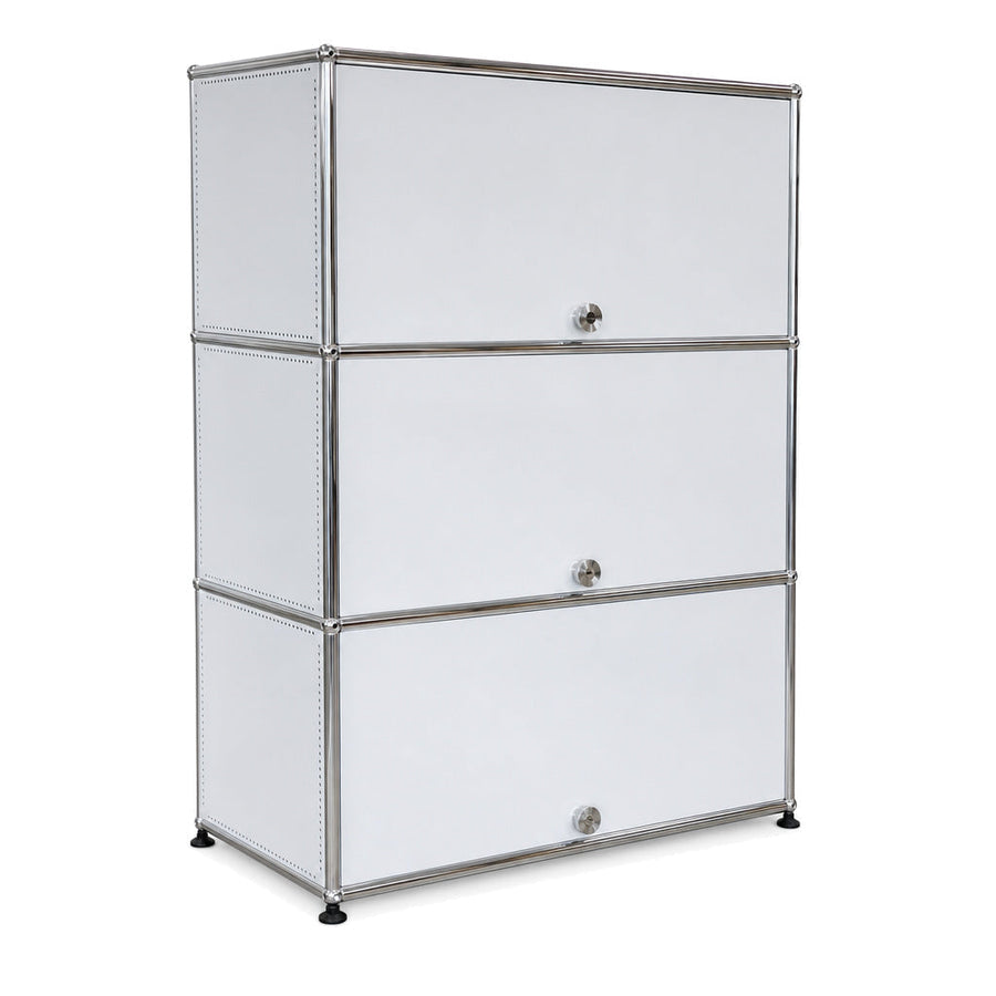 USM Haller Highboard in Lichtgrau mit drei Einschubtüren und verchromtem Stahlrohrrahmen, 77x109x38 cm.