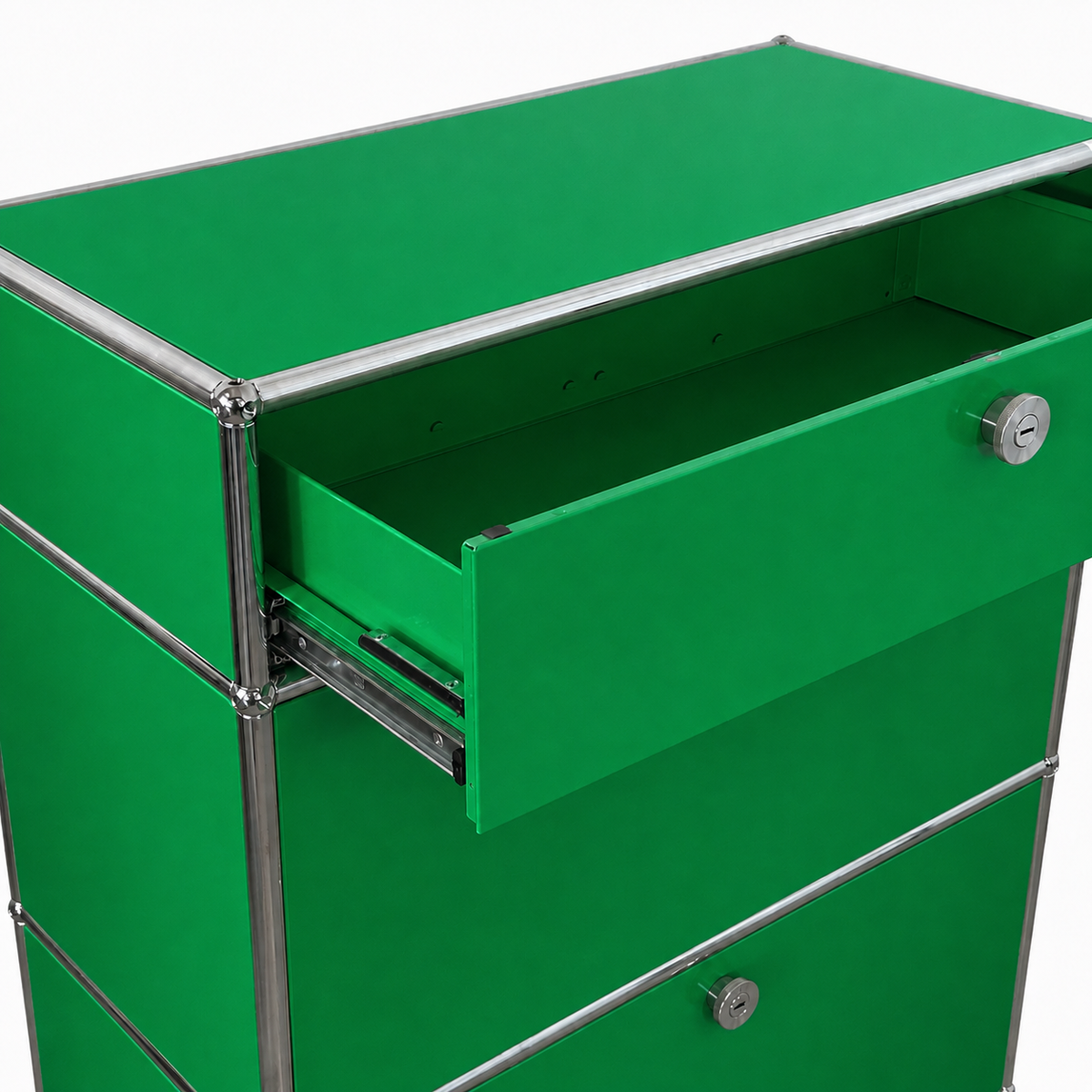 Grünes USM Haller Highboard mit verchromtem Stahlrohrrahmen und einem geöffneten Auszug.