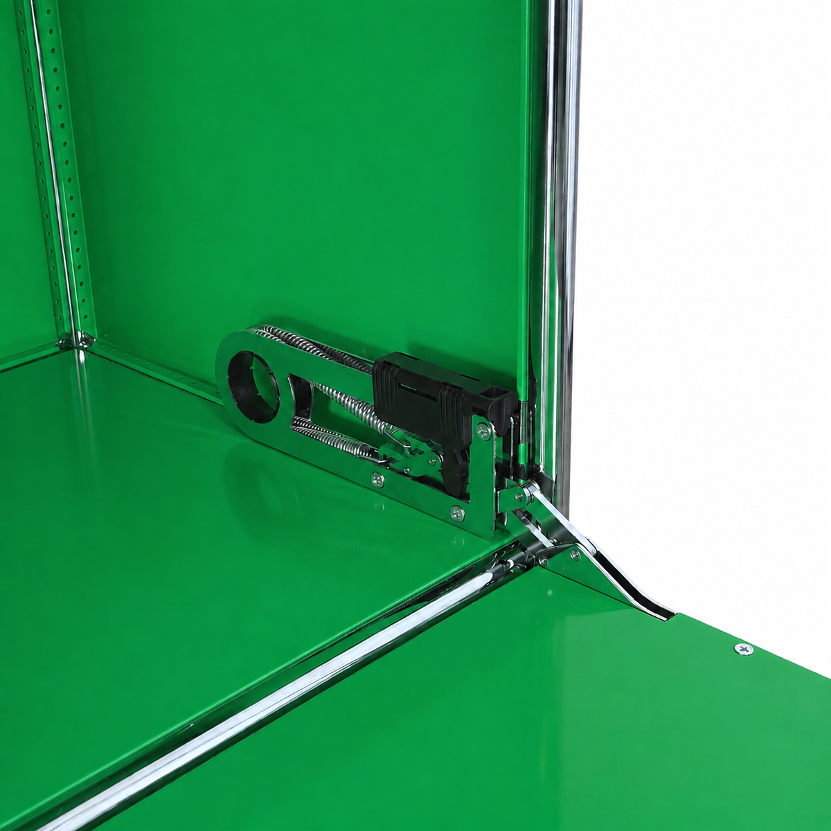 Detailansicht des grünen USM Haller Highboards mit Softclose-Klappenmechanismus und verchromter Struktur.