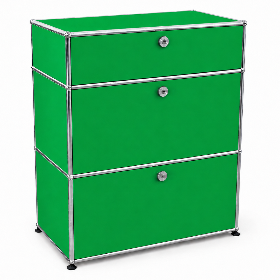 Grünes USM Haller Highboard 1x3 mit zwei Klappen und einem Auszug, 78x92x38 cm, im klassischen Design mit Chromrahmen.