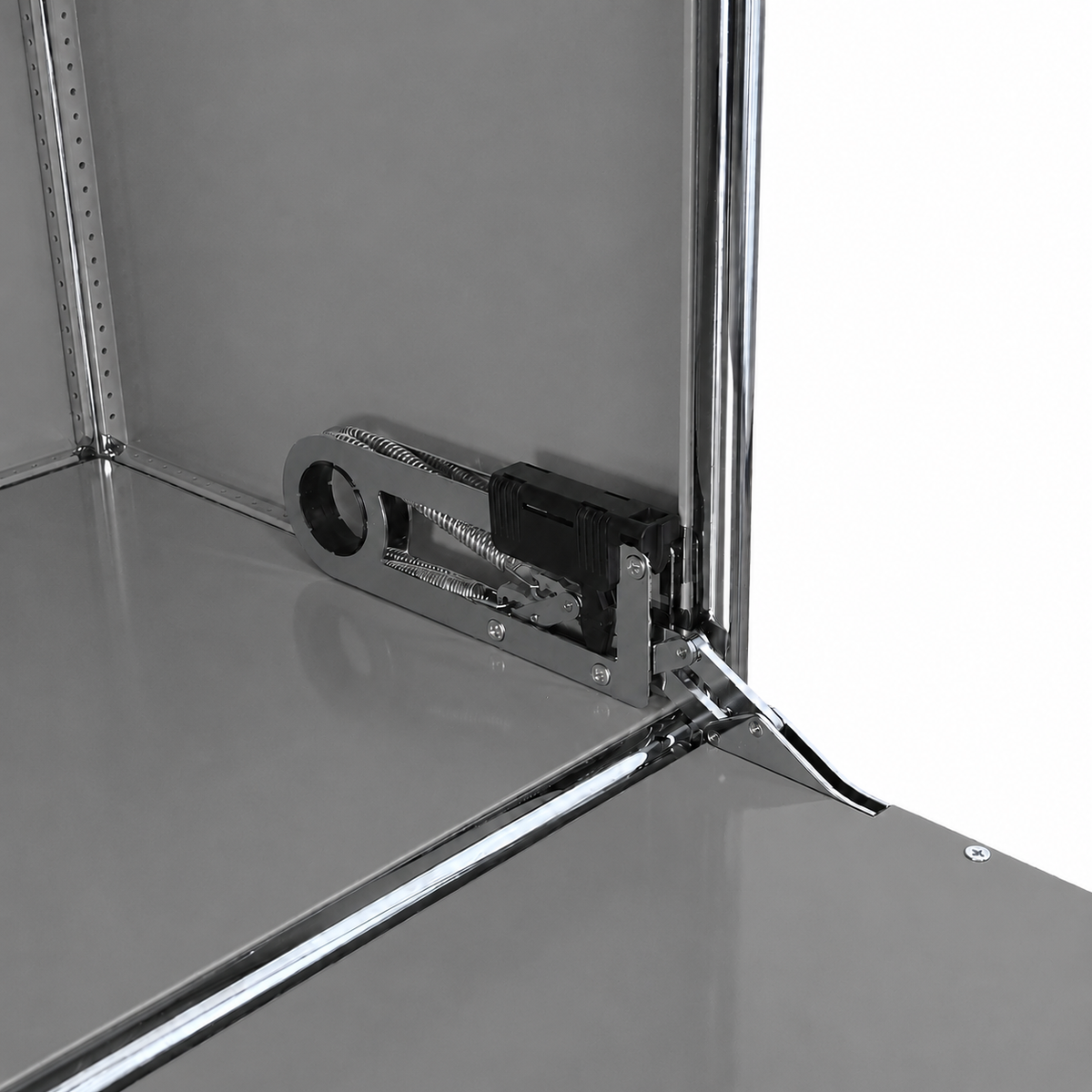 Detailansicht des USM Haller Highboards in Mittelgrau mit Softclose-Klappenmechanismus und verchromtem Rahmen.