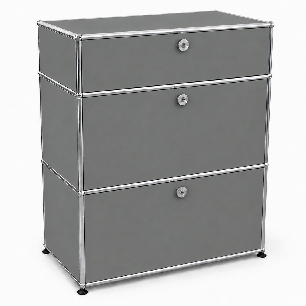 USM Haller Highboard in Mittelgrau mit drei Fächern, verchromtem Stahlrohrrahmen und abschließbaren Klappen.