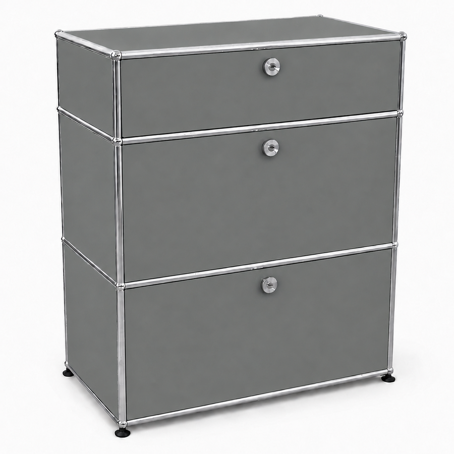USM Haller Highboard in Mittelgrau mit drei Fächern, verchromtem Stahlrohrrahmen und abschließbaren Klappen.