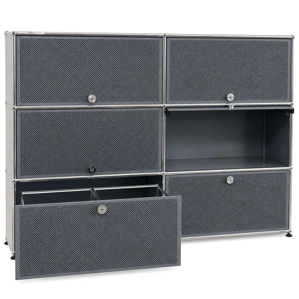 Mittelgraues USM Haller Highboard 2x3 mit perforierten Fronten, Einschubtüren und zwei Hängeregister-Auszügen.