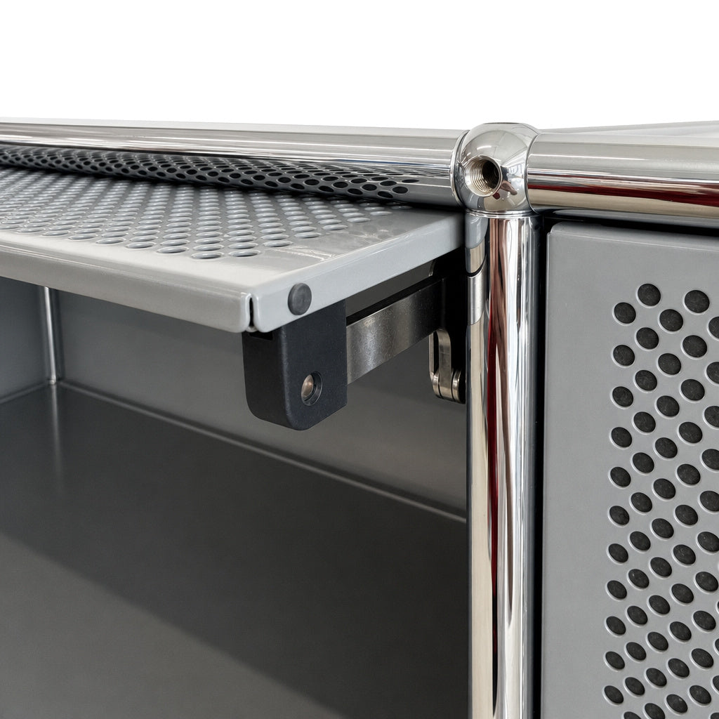 Mittelgraues USM Haller Highboard mit perforierten Schallschutz-Fronten und verchromtem Stahlrohrrahmen.