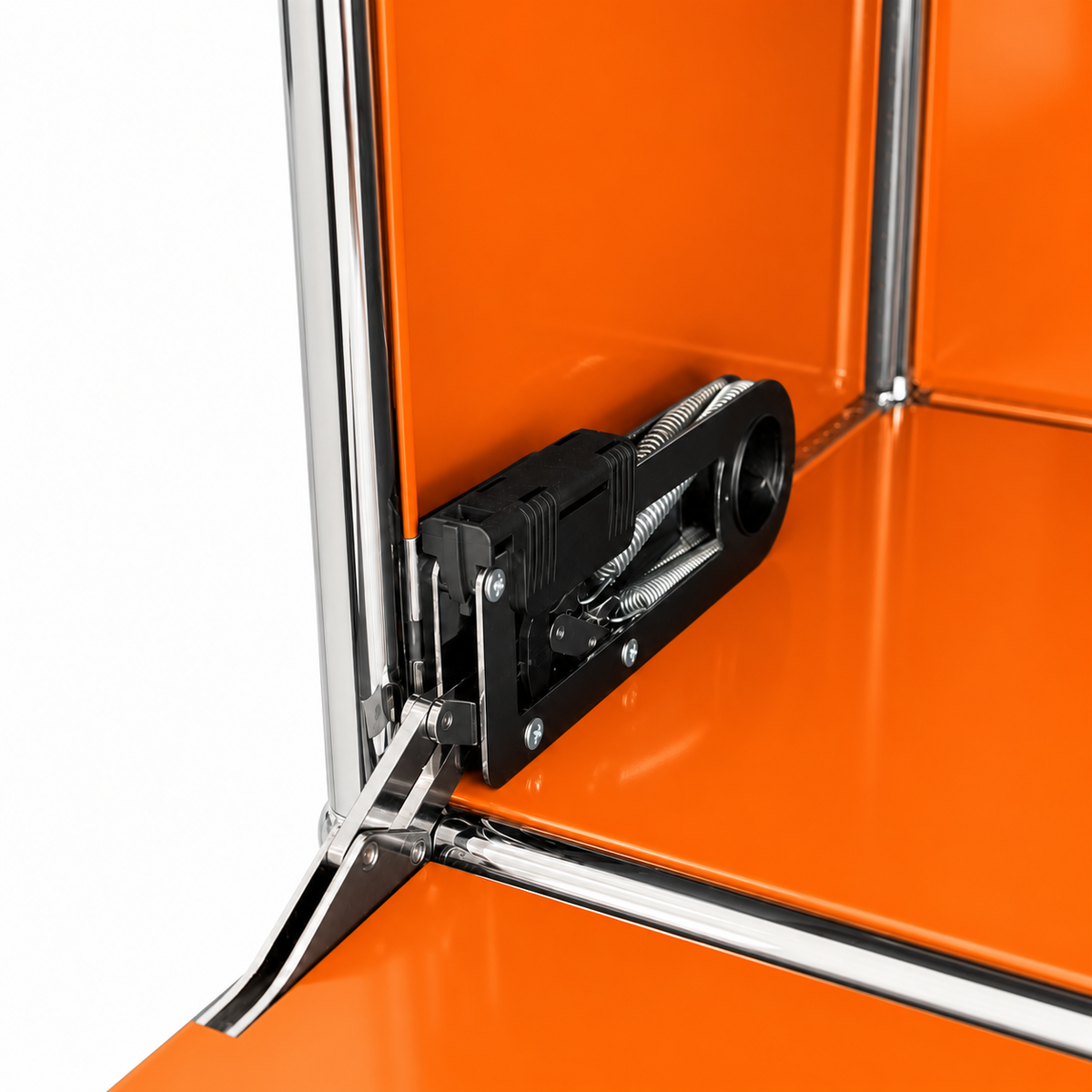 Detailansicht des USM Haller Highboard-Klappmechanismus in Reinorange mit verchromtem Stahlrahmen.