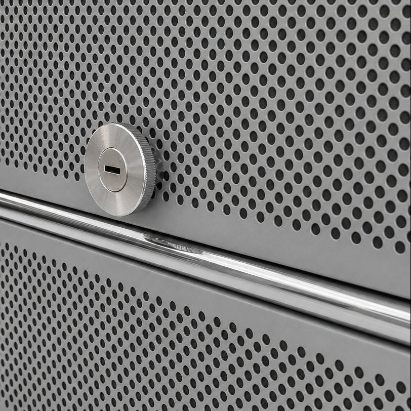 USM Haller Highboard in Mittelgrau mit perforierten Schallschutz-Elementen und silbernem Drehgriff-Schloss.