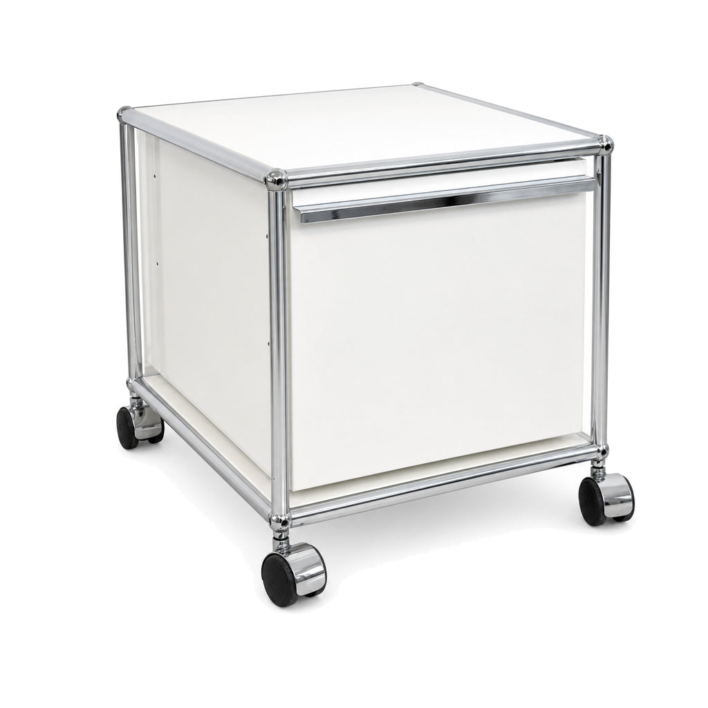 USM Haller Rollcontainer in Reinweiß mit verchromtem Stahlrohrrahmen auf vier Rollen, 43x53x43 cm.