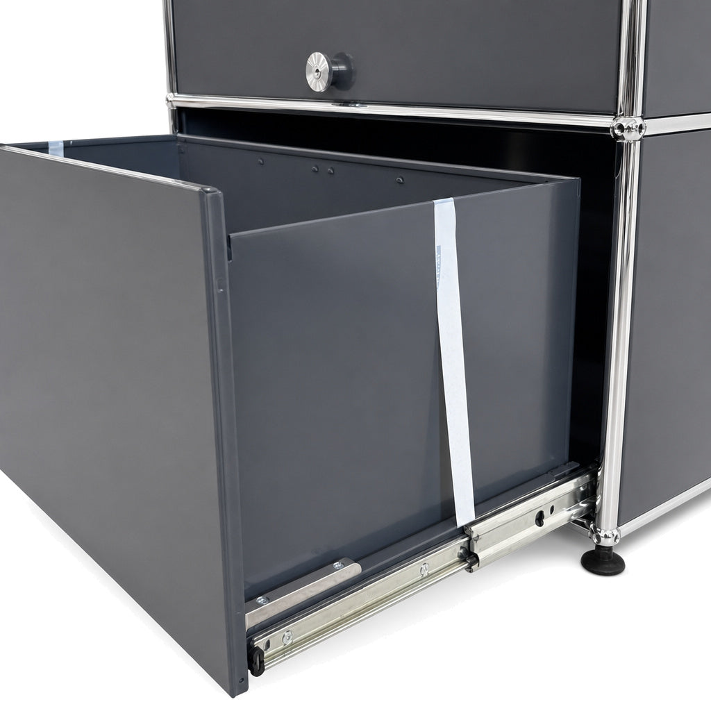 Anthrazitfarbenes USM Haller Sideboard mit ausgezogenem Schubfach, Einlegerahmen und verchromtem Metallrahmen.