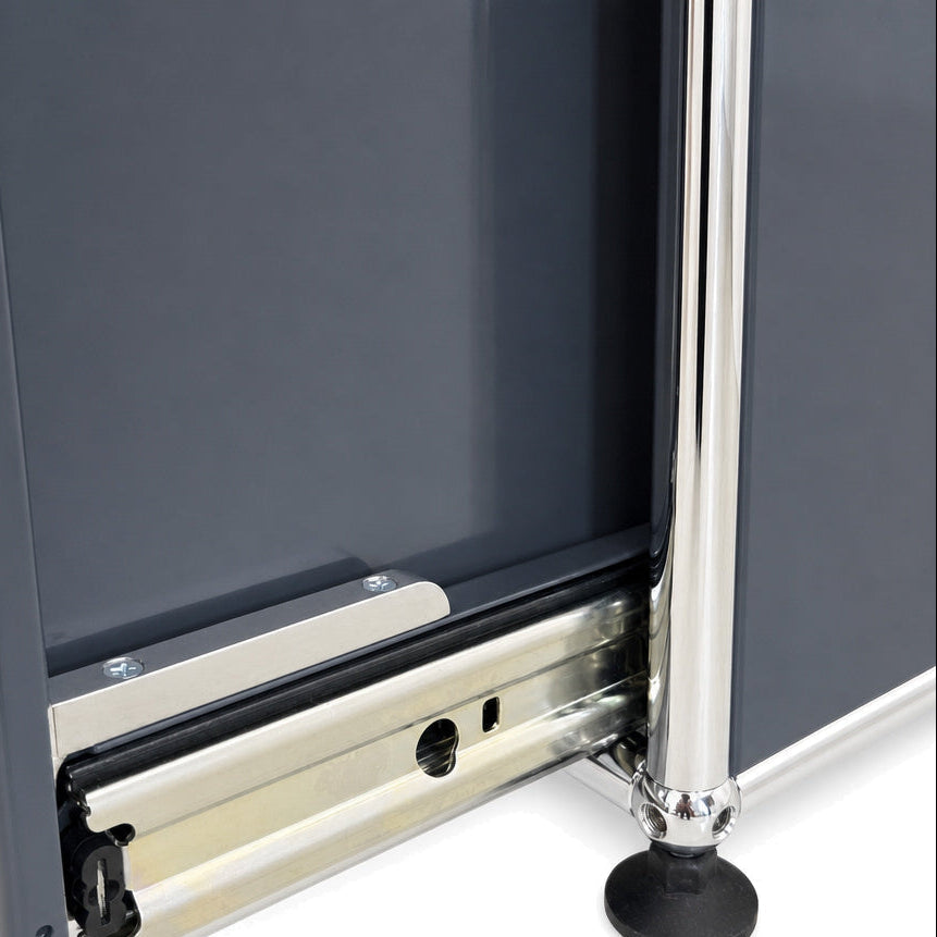 Anthrazitfarbenes USM Haller Sideboard mit verchromtem Metallrahmen und ausziehbarem Schubladenelement.
