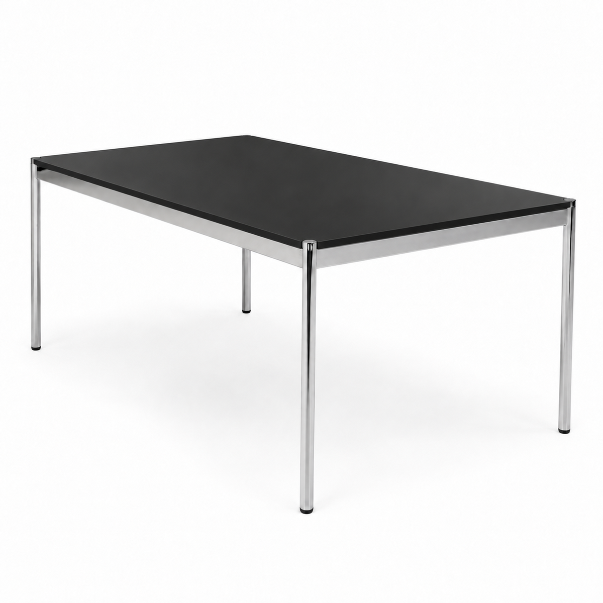 USM Haller Tisch 200x100cm mit schwarzer Fenix-Tischplatte und minimalistischem, verchromtem Stahlgestell.