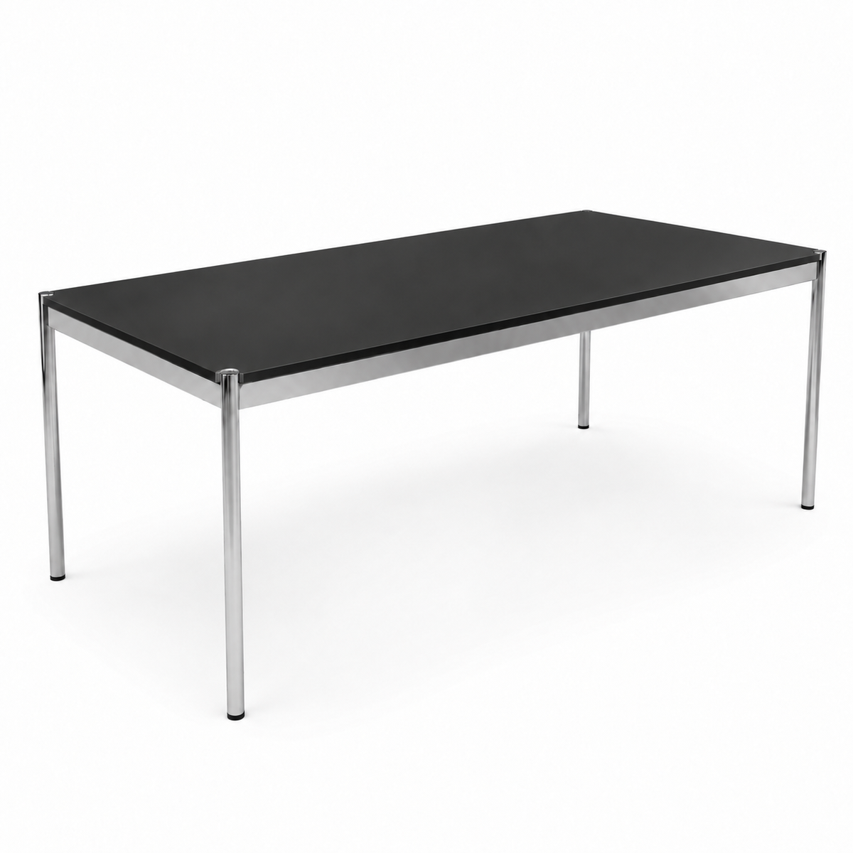 USM Haller Tisch 200x100cm mit schwarzer Fenix-Tischplatte und verchromtem Stahlgestell auf weißem Hintergrund.