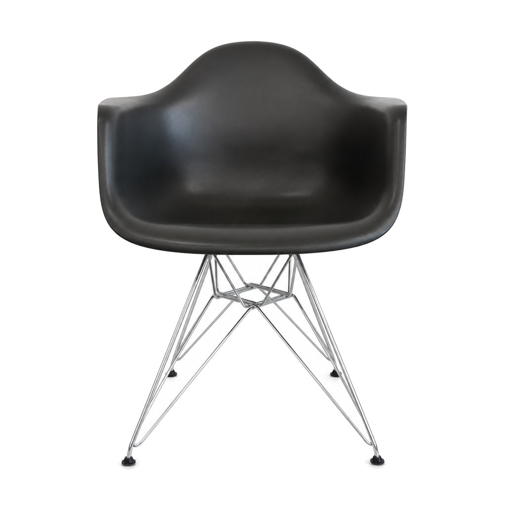 Vitra Eames Plastic Armchair DAR in Grau mit grauer Sitzschale und filigranem, verchromtem Drahtuntergestell.