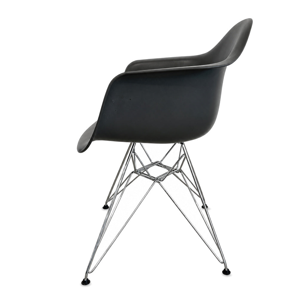 Vitra Eames Plastic Armchair DAR in Grau mit grauer Sitzschale und filigranem, verchromtem Eiffelturm-Untergestell.