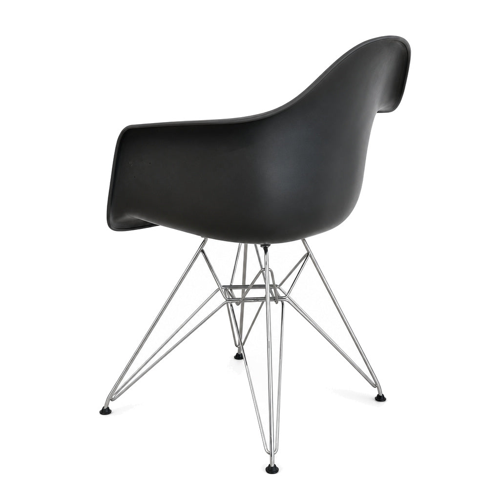 Vitra Eames Plastic Armchair DAR in Grau mit schwarzer Sitzschale und filigranem, verchromtem Drahtuntergestell.