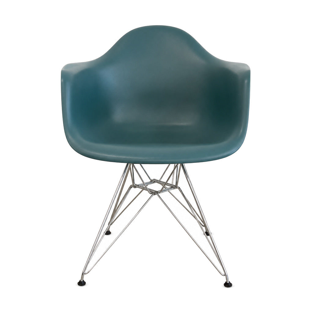 Vitra Eames Plastic Armchair DAR in petrolblau mit petrolblauer Sitzschale und verchromtem Drahtuntergestell.