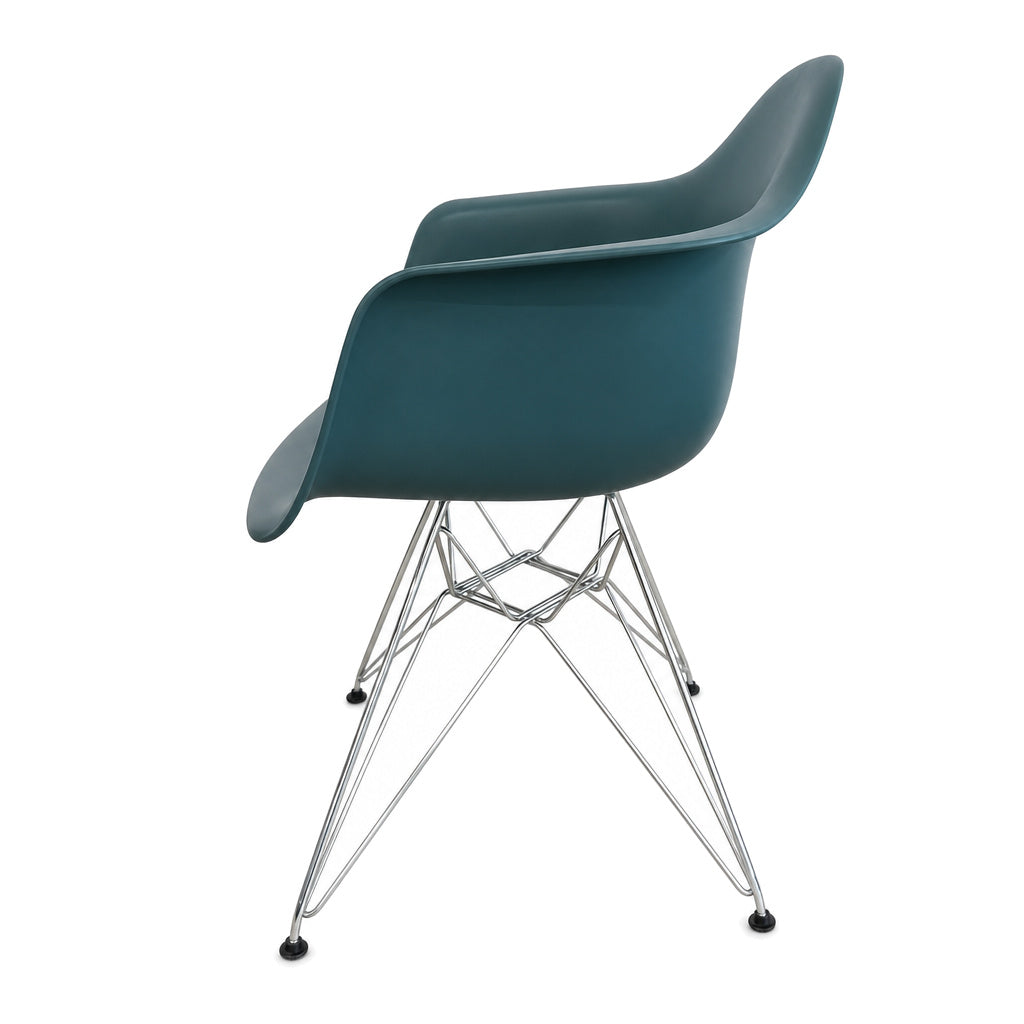 Vitra Eames Plastic Armchair DAR in Petrolblau mit petrolblauer Sitzschale und verchromtem Drahtuntergestell.