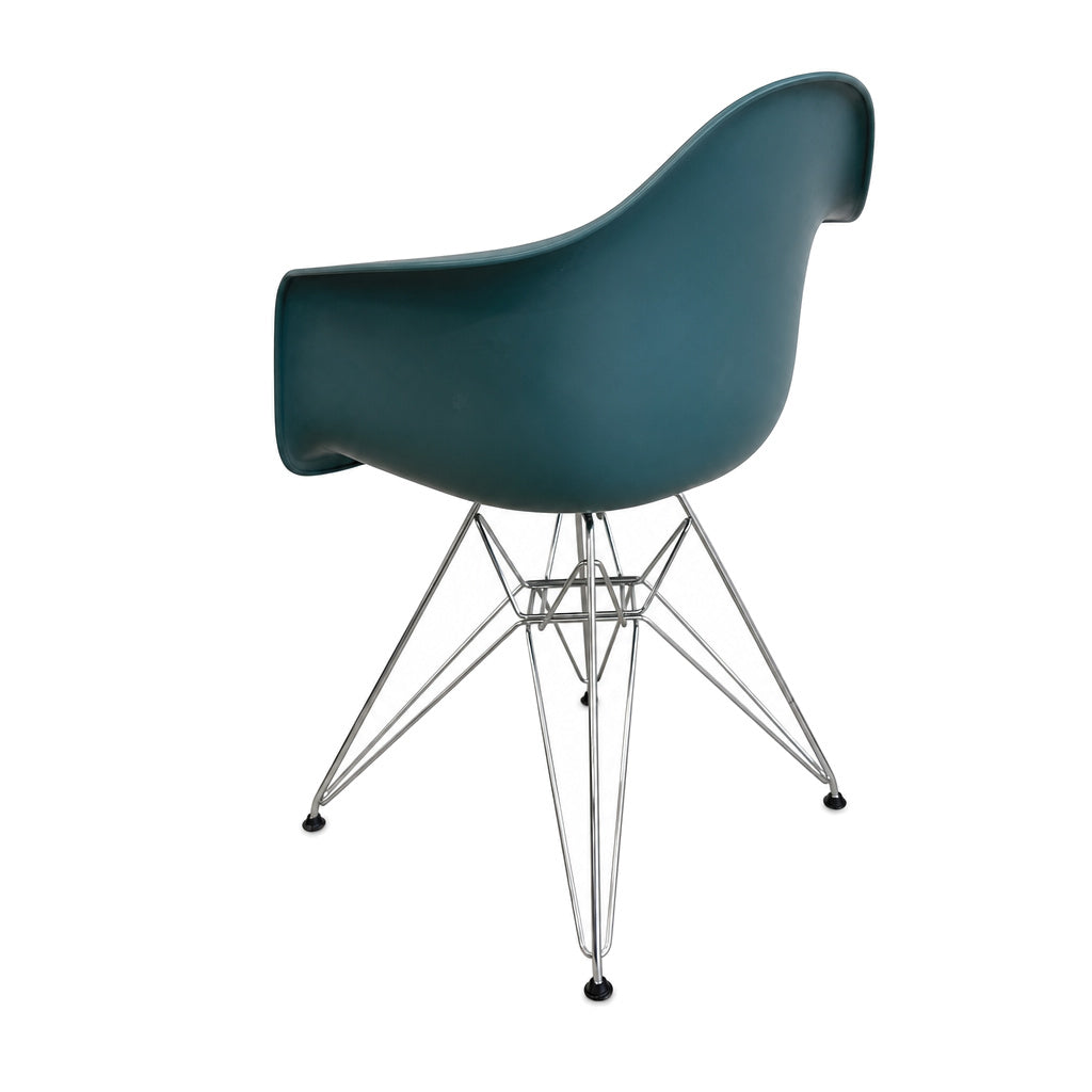 Vitra Eames Plastic Armchair DAR in petrolblau mit petrolblauer Sitzschale und filigranem Chrom-Untergestell.