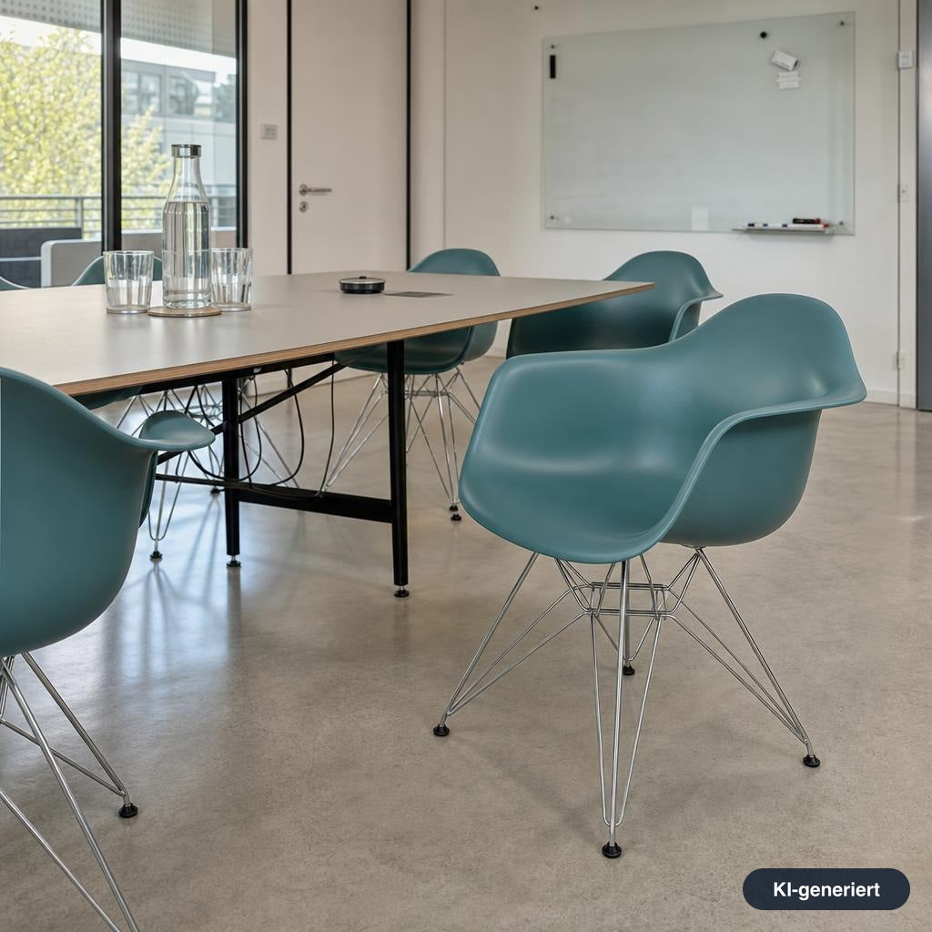Vitra Eames Plastic Armchair DAR in Petrolblau mit verchromtem Drahtuntergestell in einem modernen Büro.