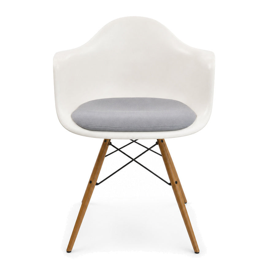 Vitra Eames Plastic Armchair DAW mit weißer Sitzschale, hellgrauem Polster und Ahornholz-Gestell auf weißem Hintergrund.