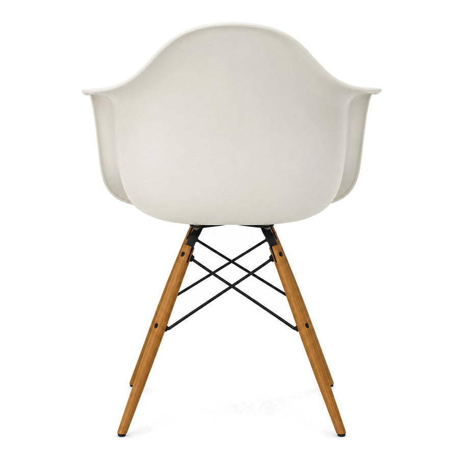 Vitra Eames Plastic Armchair DAW in Weiß mit Ahornholz-Gestell und schwarzer Metallverstrebung, Rückansicht.