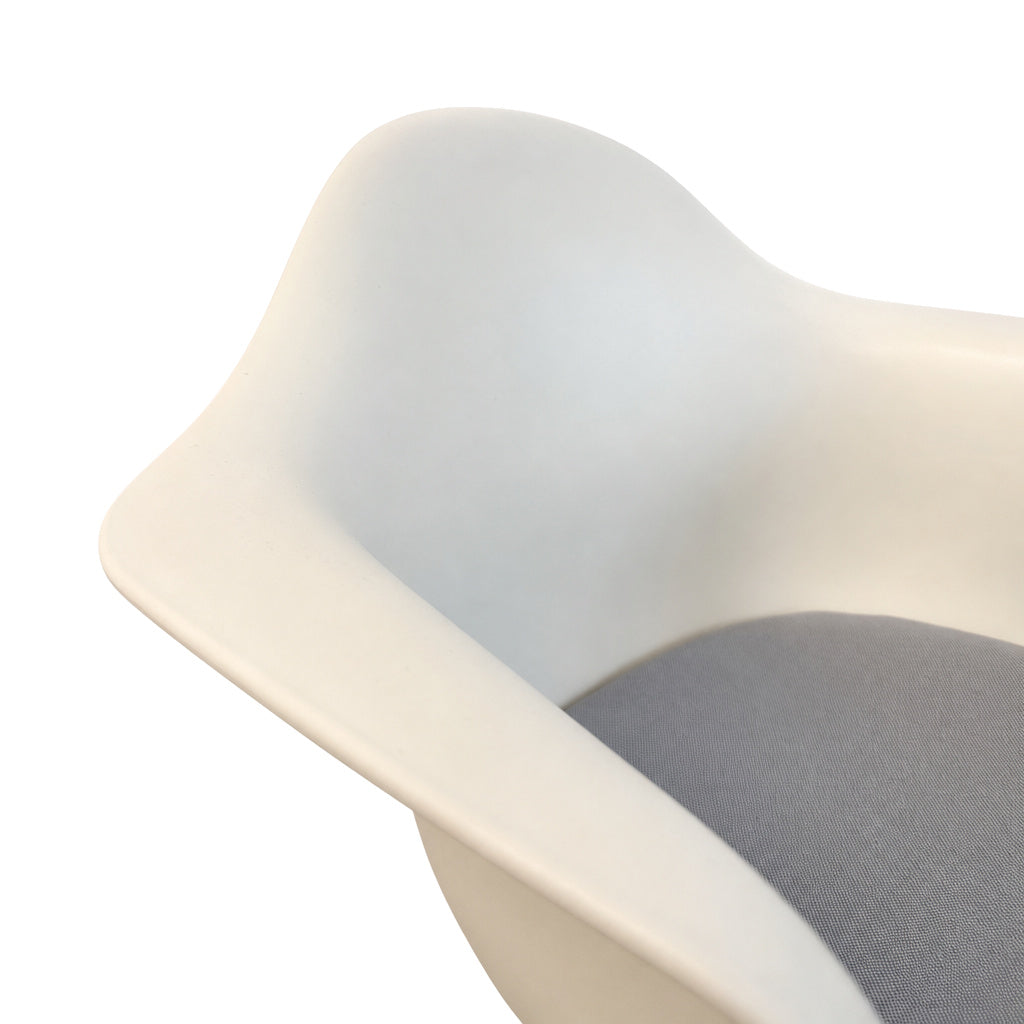 Vitra Eames Plastic Armchair DAW mit weißer Sitzschale und hellgrauem Sitzpolster im Detail.