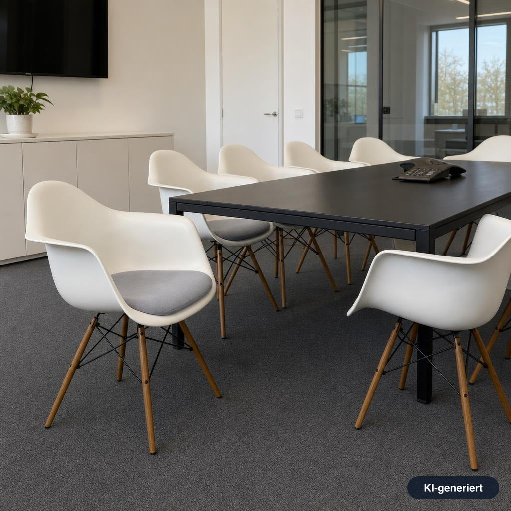 Vitra Eames DAW Armlehnstuhl mit weißer Sitzschale, hellgrauem Polster und Ahornholz-Gestell in einem modernen Büro.
