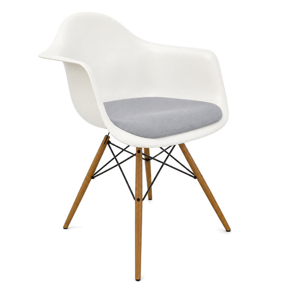 Vitra Eames DAW Armlehnstuhl mit weißer Sitzschale, hellgrauem Polster und Ahornholz-Gestell auf weißem Hintergrund.