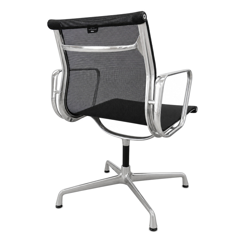 Vitra Eames Alu Chair EA 103 mit schwarzem Netzbezug und poliertem Aluminiumgestell in der Rückansicht.