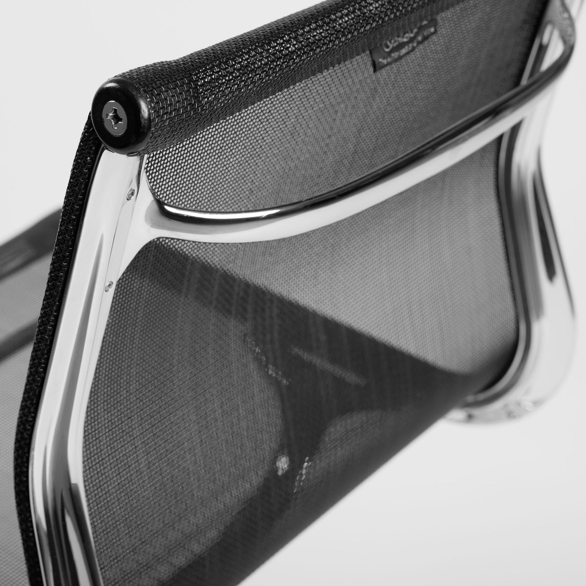 Vitra EA 105 Alu Chair mit schwarzem Netzbezug und verchromtem Gestell in Detailansicht