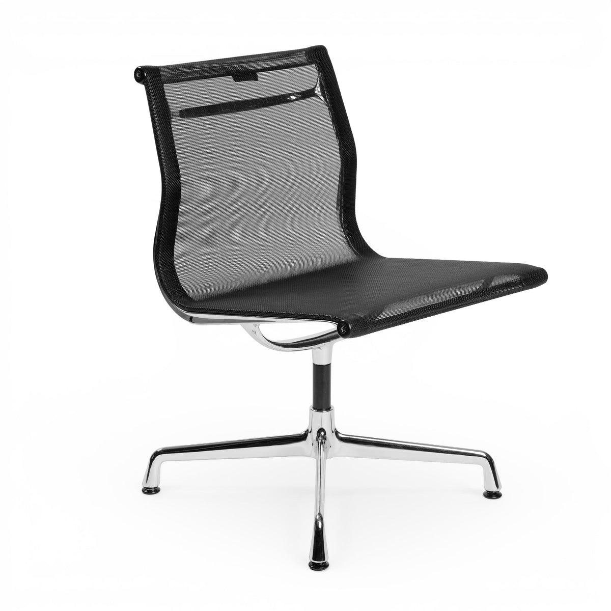 Vitra Charles Eames Alu Chair EA 105 mit schwarzem Netzbezug und Chromgestell