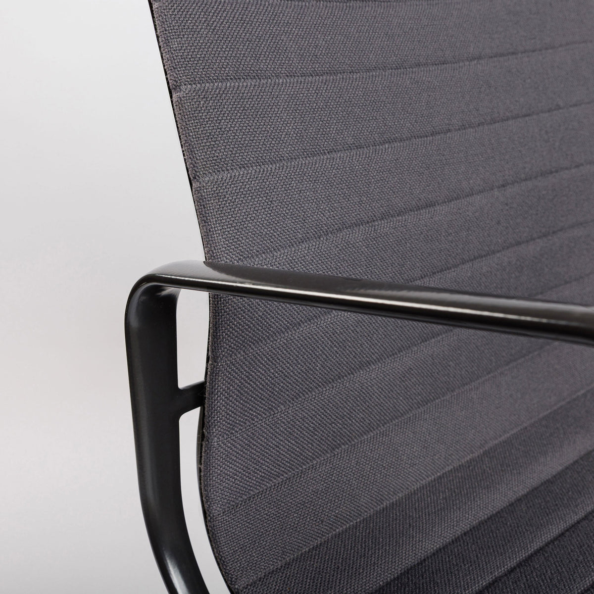 Vitra EA 107 Hopsak dunkelgrau Stuhl mit gepulvertem Gestell und Armlehnen.