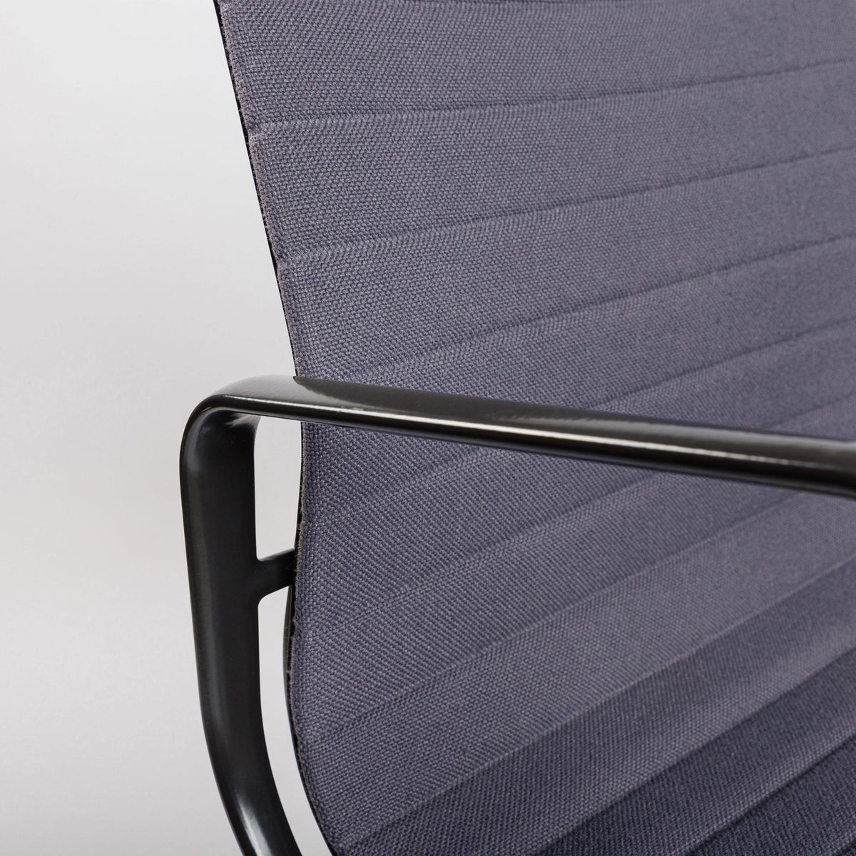 Vitra EA 107 Hopsak chair in flieder-grau with black powdered frame and armrest.