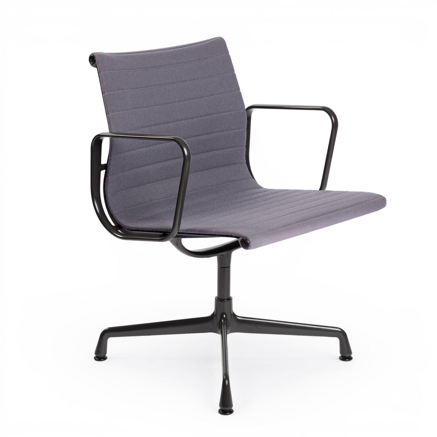Vitra EA 107 Hopsak Stuhl in flieder-grau mit schwarzem, gepulvertem Gestell und Armlehnen.