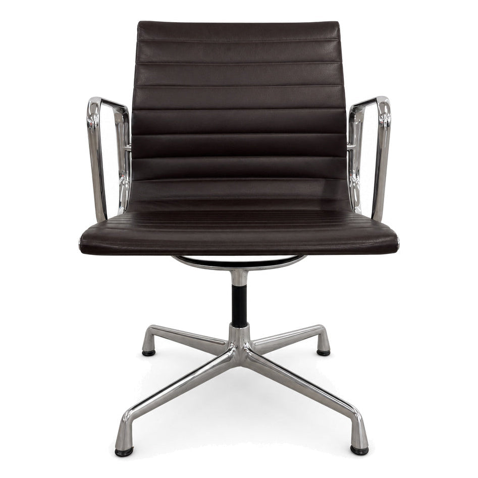 Vitra Charles Eames Alu Chair EA108 mit dunkelbraunem Lederbezug und verchromtem Drehgestell.