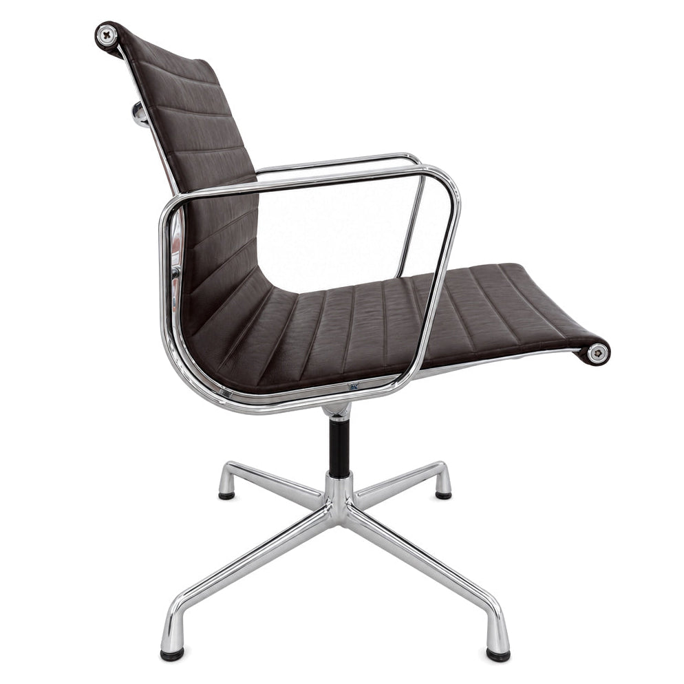 Vitra EA 108 Bürostuhl mit dunkelbraunem Lederbezug und verchromtem Aluminiumgestell in Seitenansicht.